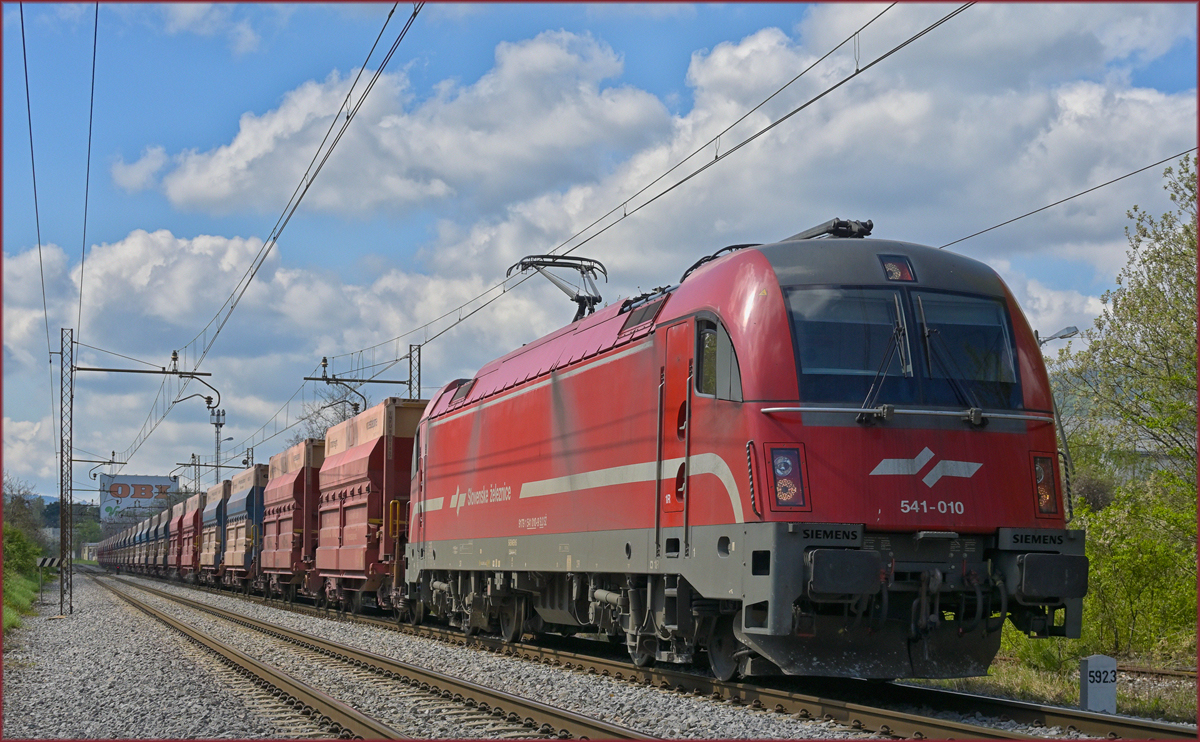 SŽ 541-010 zieht Erzzug durch Maribor-Tabor Richtung Leoben. /20.4.2022