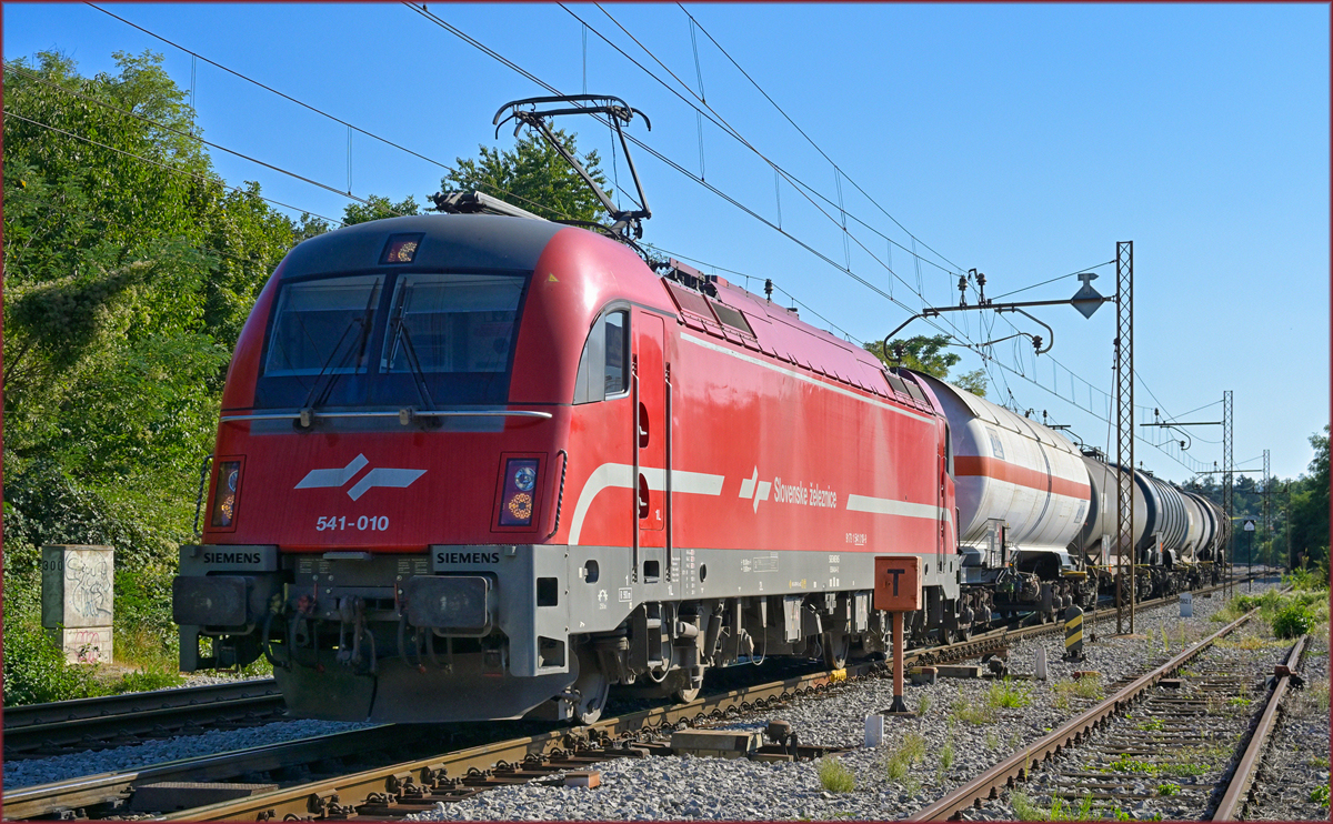 SŽ 541-010 zieht Kesselzug durch Maribor-Tabor Richtung Norden. /8.9.2021
