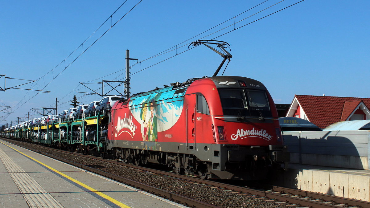 SŽ 541-013 mit Autozug auf dem Weg zum slowenischen Hafen Koper. Aufgenommen am 26.03.2021 bei der Station Flughafen Graz-Feldkirchen.