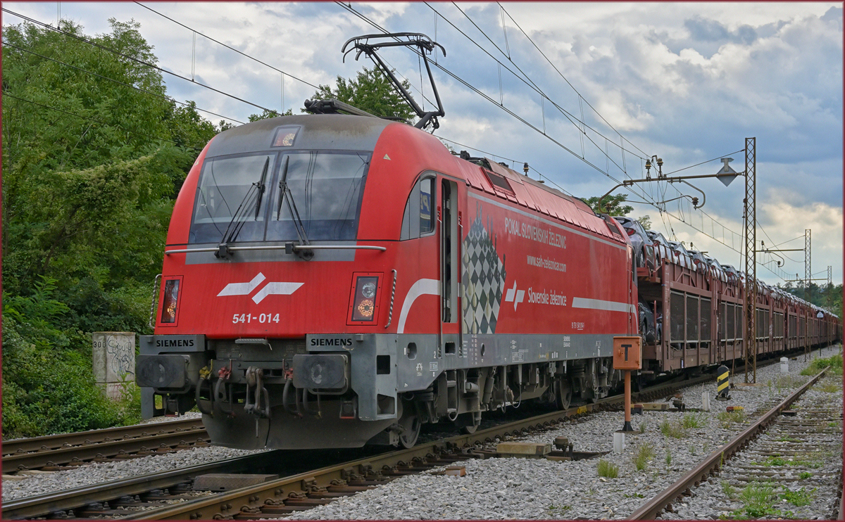 SŽ 541-014 zieht Autozug durch Maribor-Tabor Richtung Norden. /26.8.2021