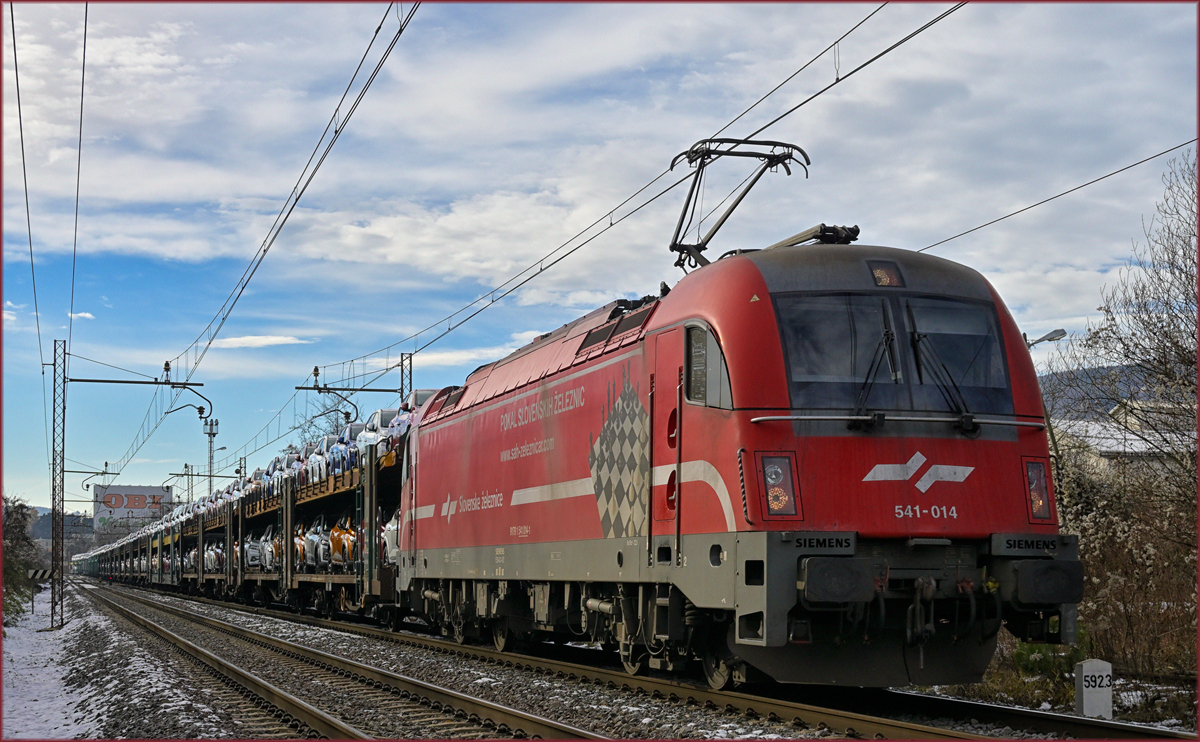 SŽ 541-014 zieht Autozug durch Maribor-Tabor Richtung Norden. /1.12.2021