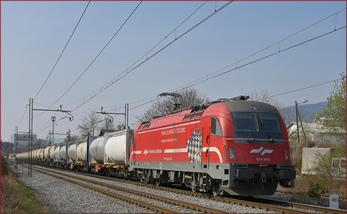 SŽ 541-014 zieht Kesselzug durch Maribor-Tabor Richtung Norden. /29.3.2022