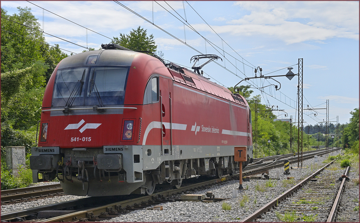 SŽ 541-015 fährt als Lokzug durch Maribor-Tabor Richtung Norden. /26.8.2021