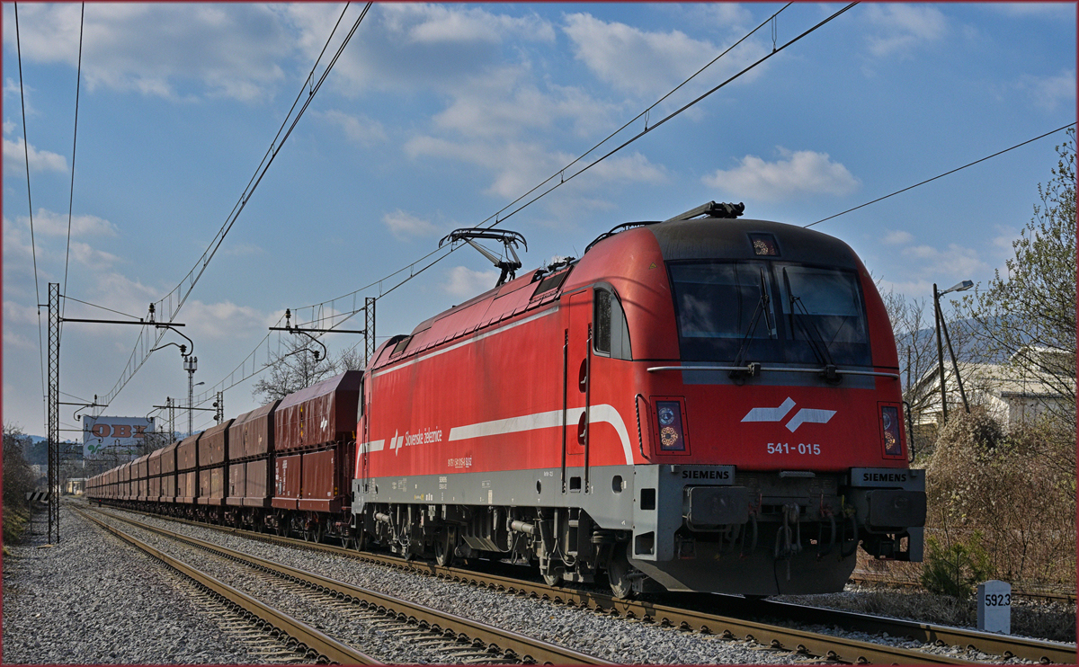 SŽ 541-015 zieht Erzzug durch Maribor-Tabor Richtung Leoben. /10.3.2022