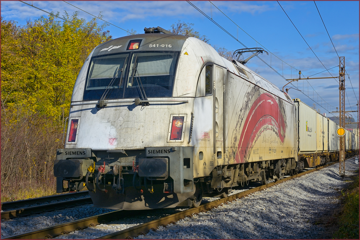 SŽ 541-016 zieht Containerzug durch Maribor-Tabor Richtung Koper Hafen. /3.11.2020