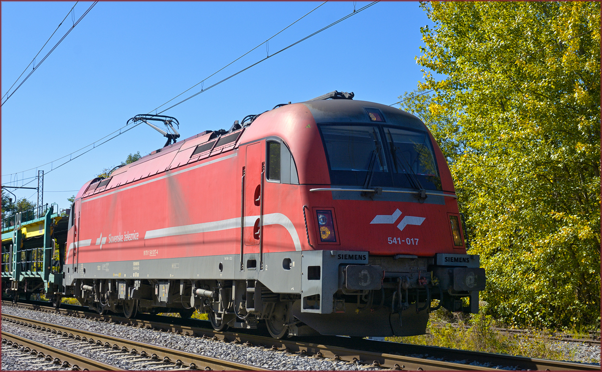 SŽ 541-017 zieht leeren Autozug durch Maribor-Tabor Richtung Norden. /1.10.2020