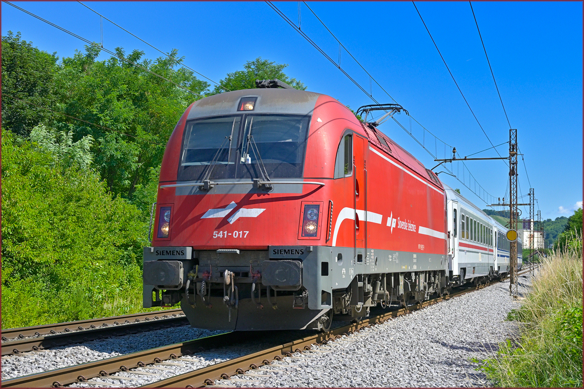 SŽ 541-017 zieht Personenzug durch Maribor-Tabor Richtung Süden. /26.6.2021