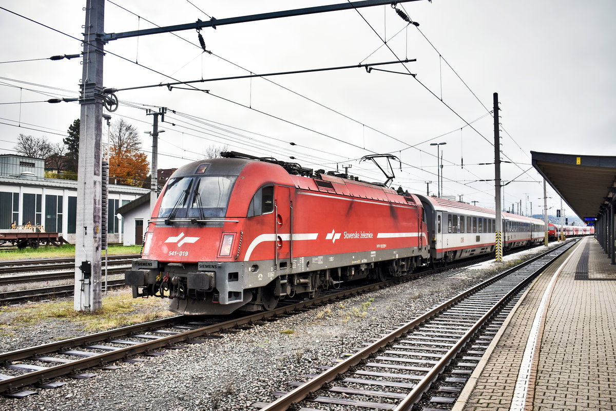 SŽ 541 019-0 steht mit dem, aufgrund der heftigen Unwetter entlang der Tauernbahn, gestrandeten EC 213  Mimara , in Villach Hbf.
Aufgenommen am 19.11.2019.