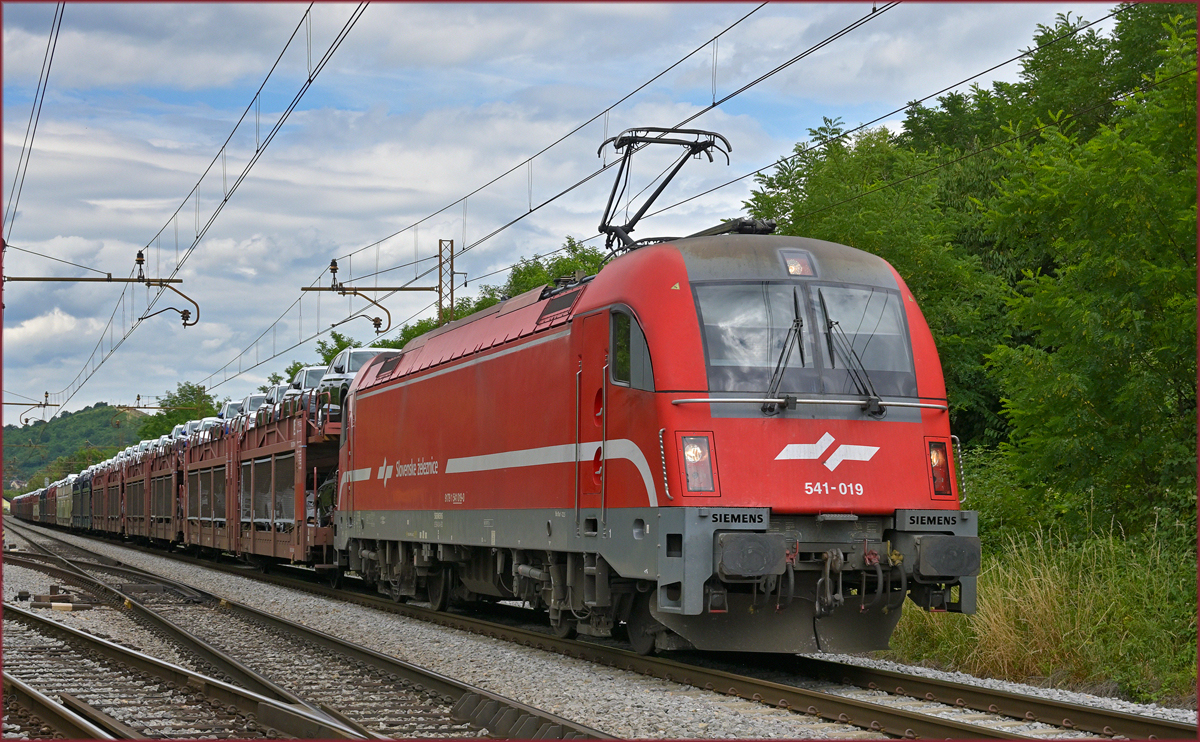 SŽ 541-019 zieht Autozug durch Maribor-Tabor Richtung Koper Hafen. /2.7.2021