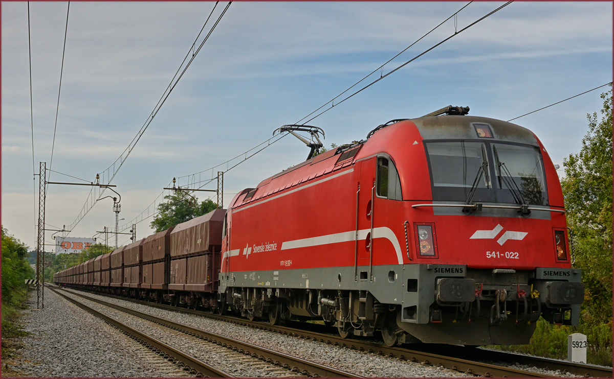 SŽ 541-022 zieht Erzzug durch Maribor-Tabor Richtung Leoben. /29.9.2021