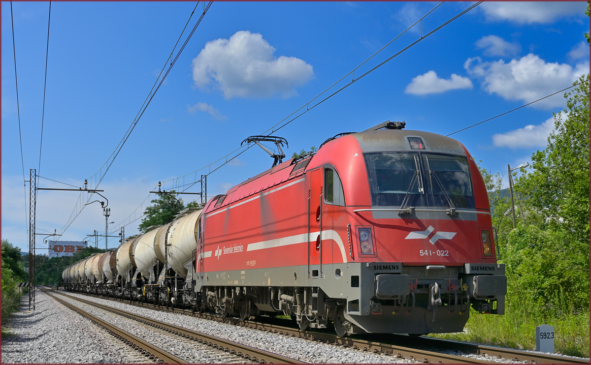 SŽ 541-022 zieht Kesselzug durch Maribor-Tabor Richtung Norden. /15.7.2021