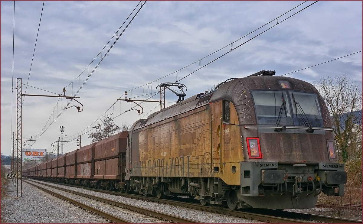 SŽ 541-101 zieht Erzzug durch Maribor-Tabor Richtung Norden. /29.3.2021