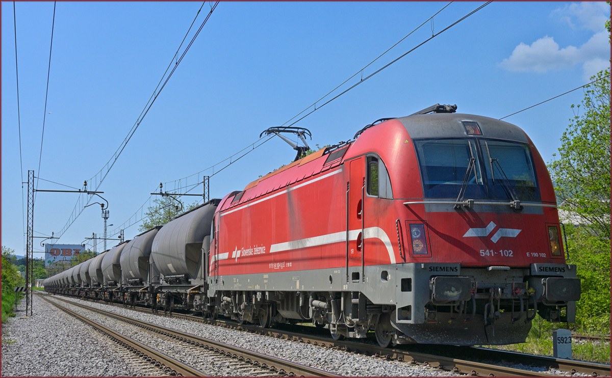 SŽ 541-102 zieht Kesselzug durch Maribor-Tabor Richtung Norden. /4.5.2022