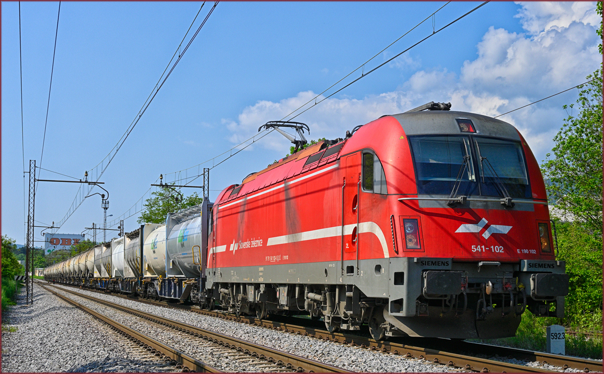 SŽ 541-102 zieht Kesselzug durch Maribor-Tabor Richtung Norden. /10.5.2022