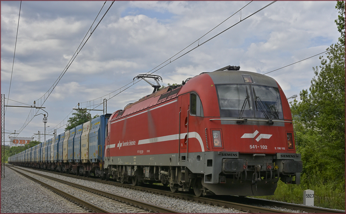 SŽ 541-102 zieht Kohlezug durch Maribor-Tabor Richtung Norden. /19.7.2021