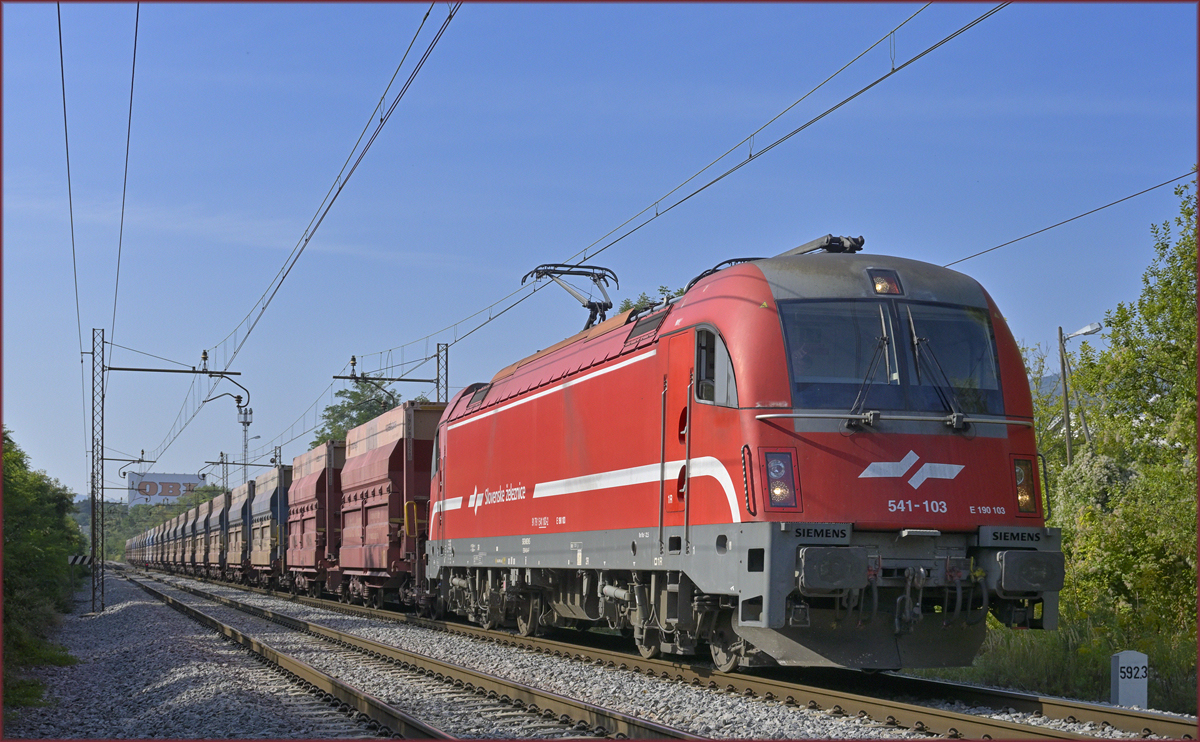 SŽ 541-103 zieht Erzzug durch Maribor-Tabor Richtung Leoben. /15.9.2021