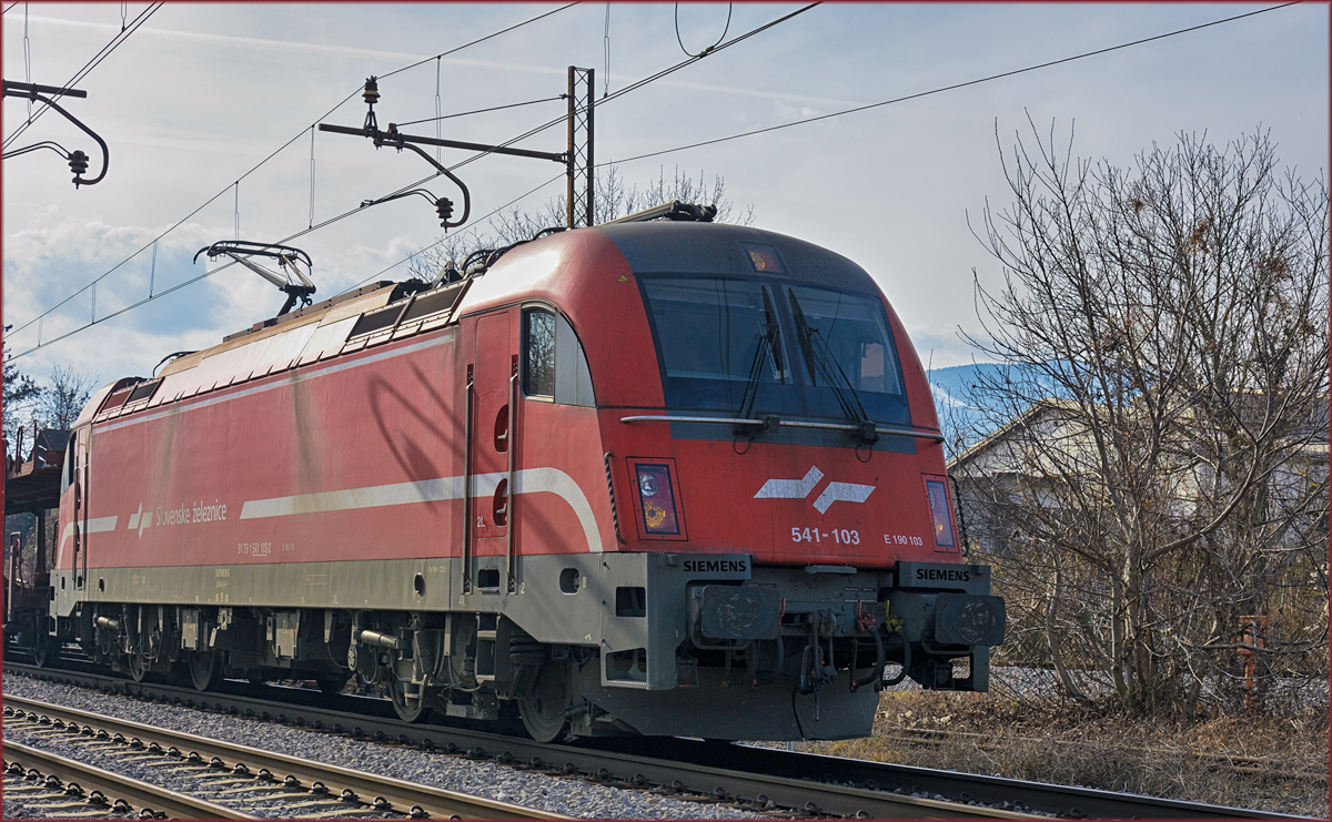 SŽ 541-103 zieht leeren Autozug durch Maribor-Tabor Richtung Norden. /6.2.2021