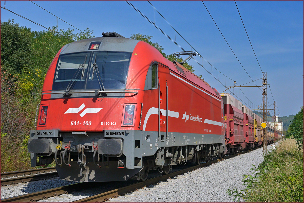 SŽ 541-103 zieht leeren Erzzug durch Maribor-Tabor Richtung Koper Hafen. /15.9.2021