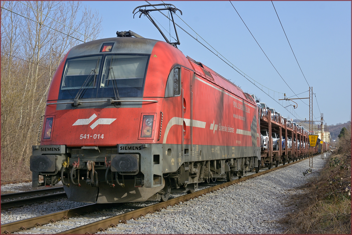 SŽ 541-104 zieht Autozug durch Maribor-Tabor Richtung Koper Hafen. /24.2.2021