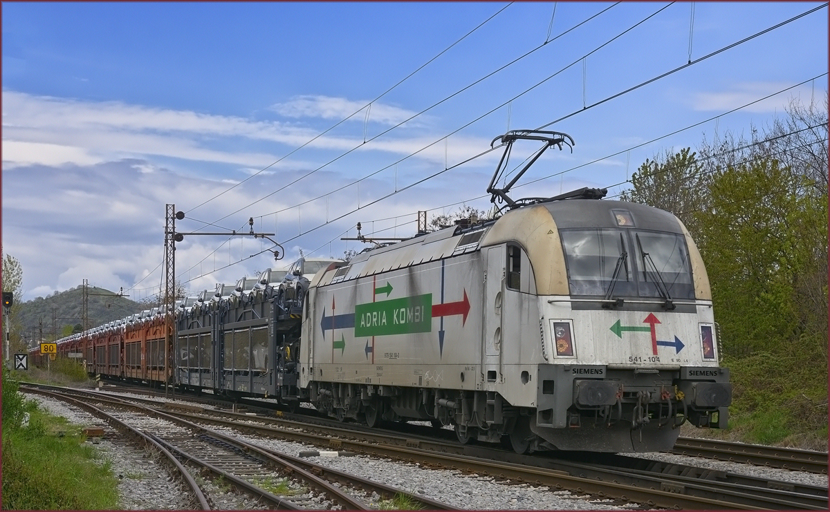 SŽ 541-104 zieht Autozug durch Maribor-Tabor Richtung Koper Hafen. /20.4.2021