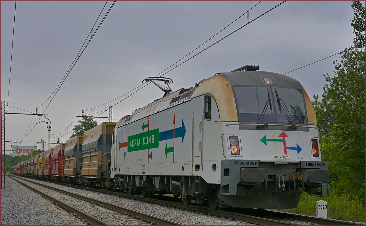 SŽ 541-104 zieht Erzzug durch Maribor-Tabor Richtung Leoben. /5.7.2021