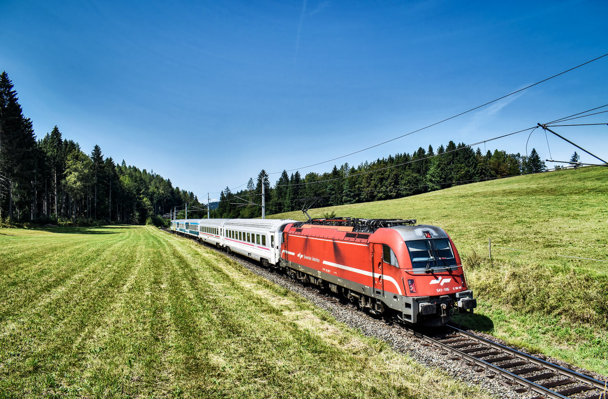 SŽ 541 105-7 fährt mit dem D 211  Sava  (Villach Hbf - Vinkovci), bei Schlatten, nahe Rosenbach vorüber.
Aufgenommen am 28.8.2018.