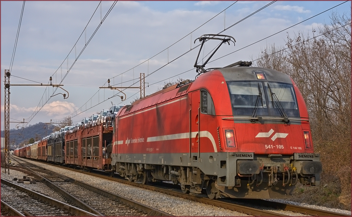 SŽ 541-105 zieht Autozug durch Maribor-Tabor Richtung Koper Hafen. /8.3.2021