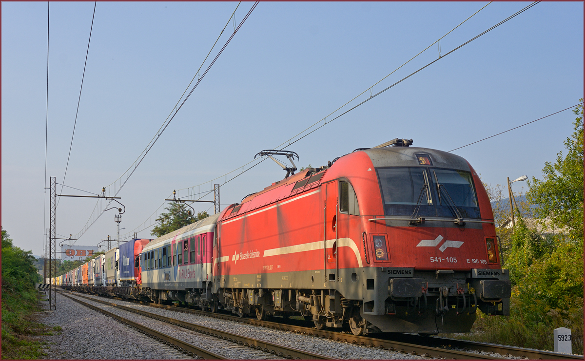 SŽ 541-105 zieht LkW-Zug durch Maribor-Tabor Richtung Wels. /22.9.2020