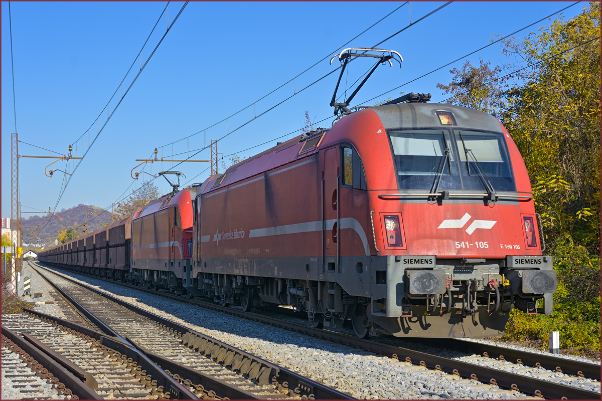 SŽ 541-105+541-021 ziehen leeren Erzzug durch Maribor-Tabor Richtung Koper Hafen. /8.11.2020