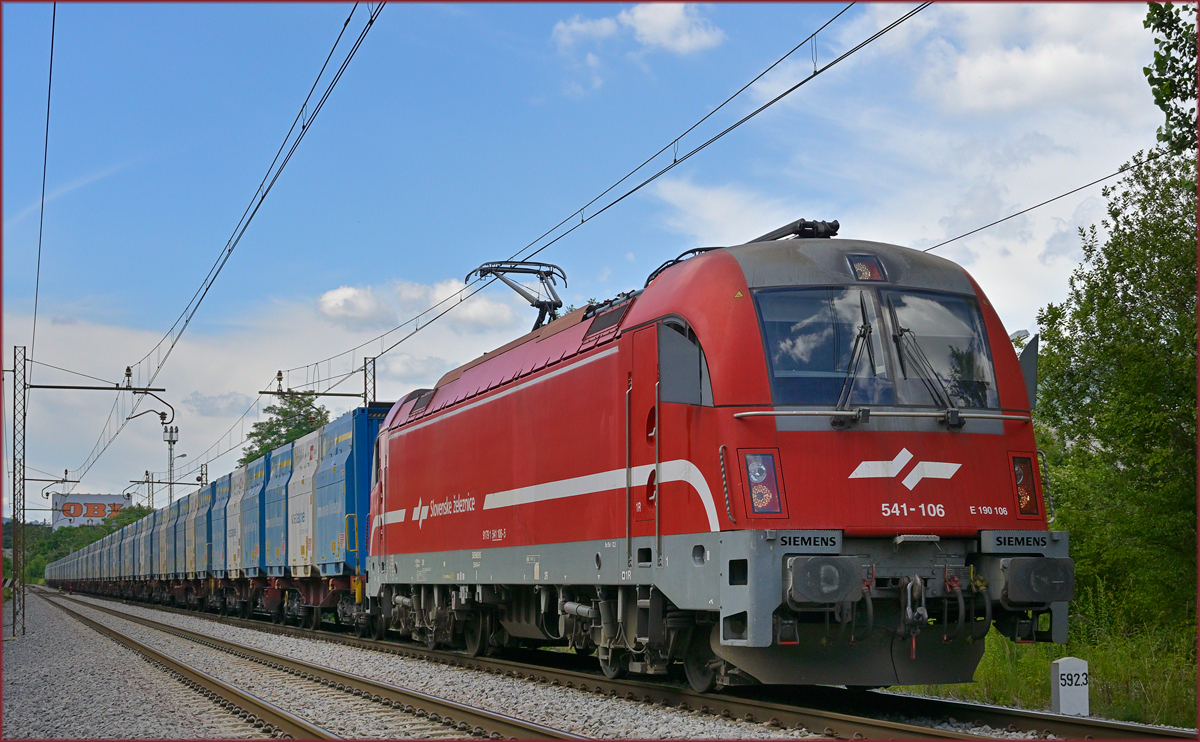 SŽ 541-106 zieht Kohlezug durch Maribor-Tabor Richtung Norden. /15.7.2021