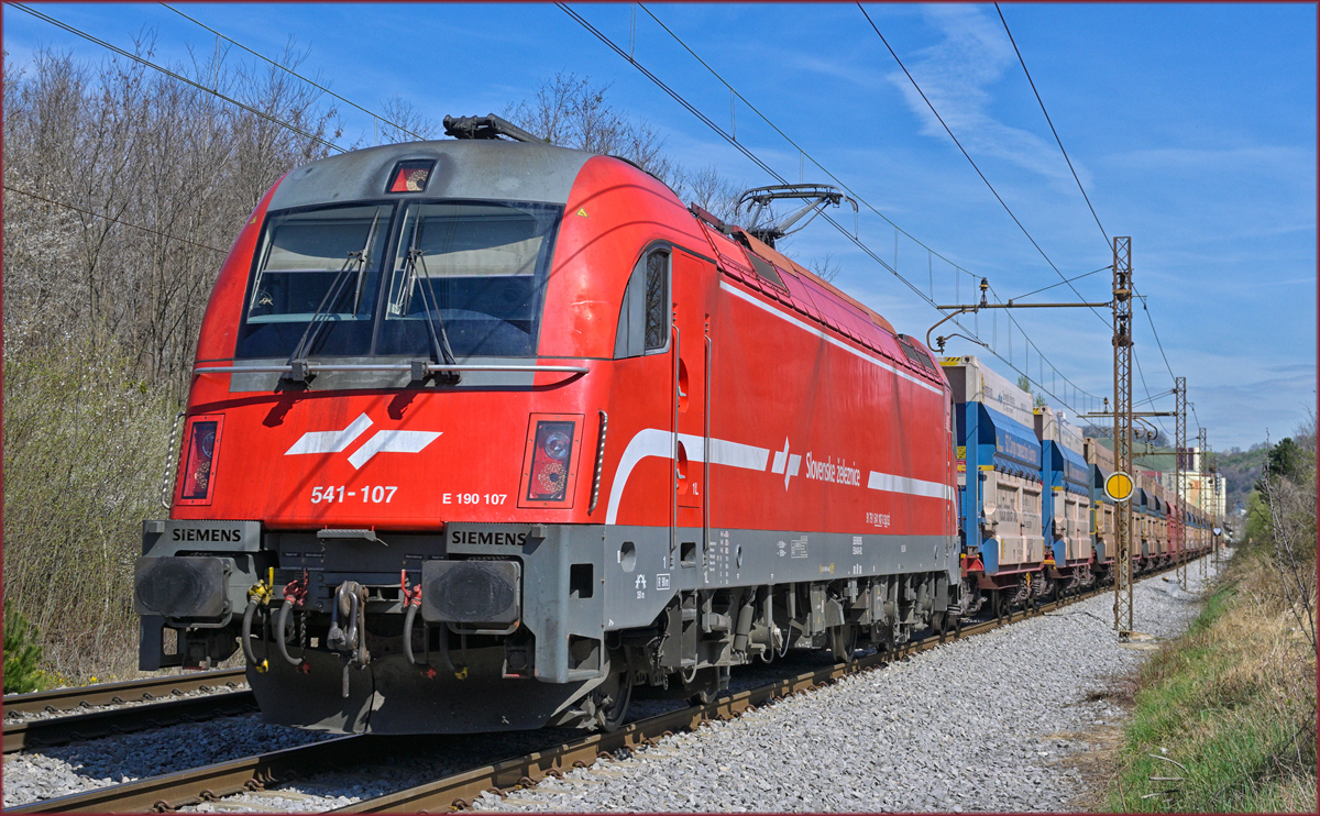 SŽ 541-107 zieht leeren Erzzug durch Maribor-Tabor Richtung Koper Hafen. /7.4.2022