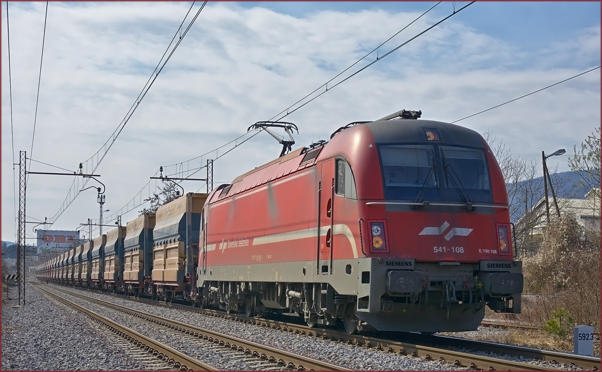 SŽ 541-108 zieht Erzzug durch Maribor-Tabor Richtung Norden. /9.3.2021