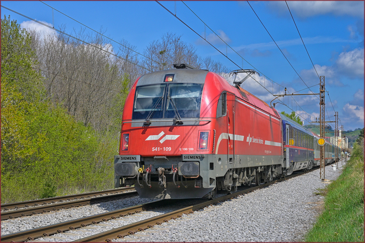 SŽ 541-109 zieht EC151 durch Maribor-Tabor Richtung Ljubljana. /20.4.2022