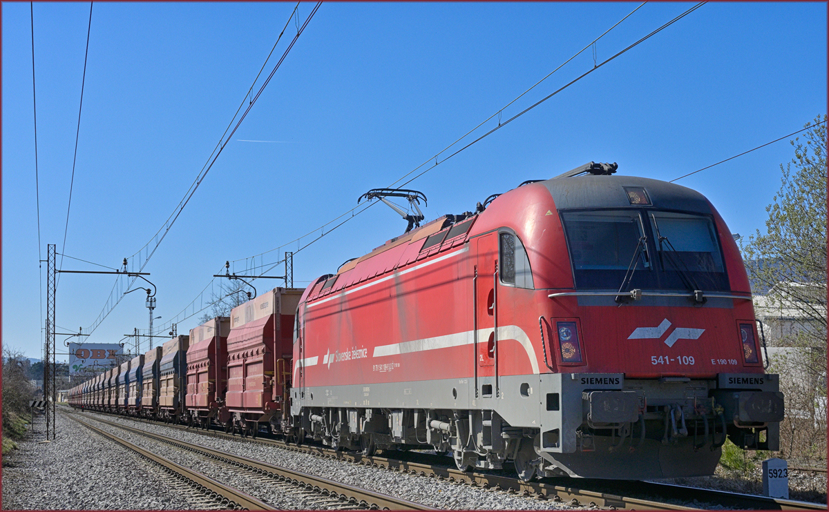 SŽ 541-109 zieht Erzzug durch Maribor-Tabor Richtung Leobem. /24.3.2022