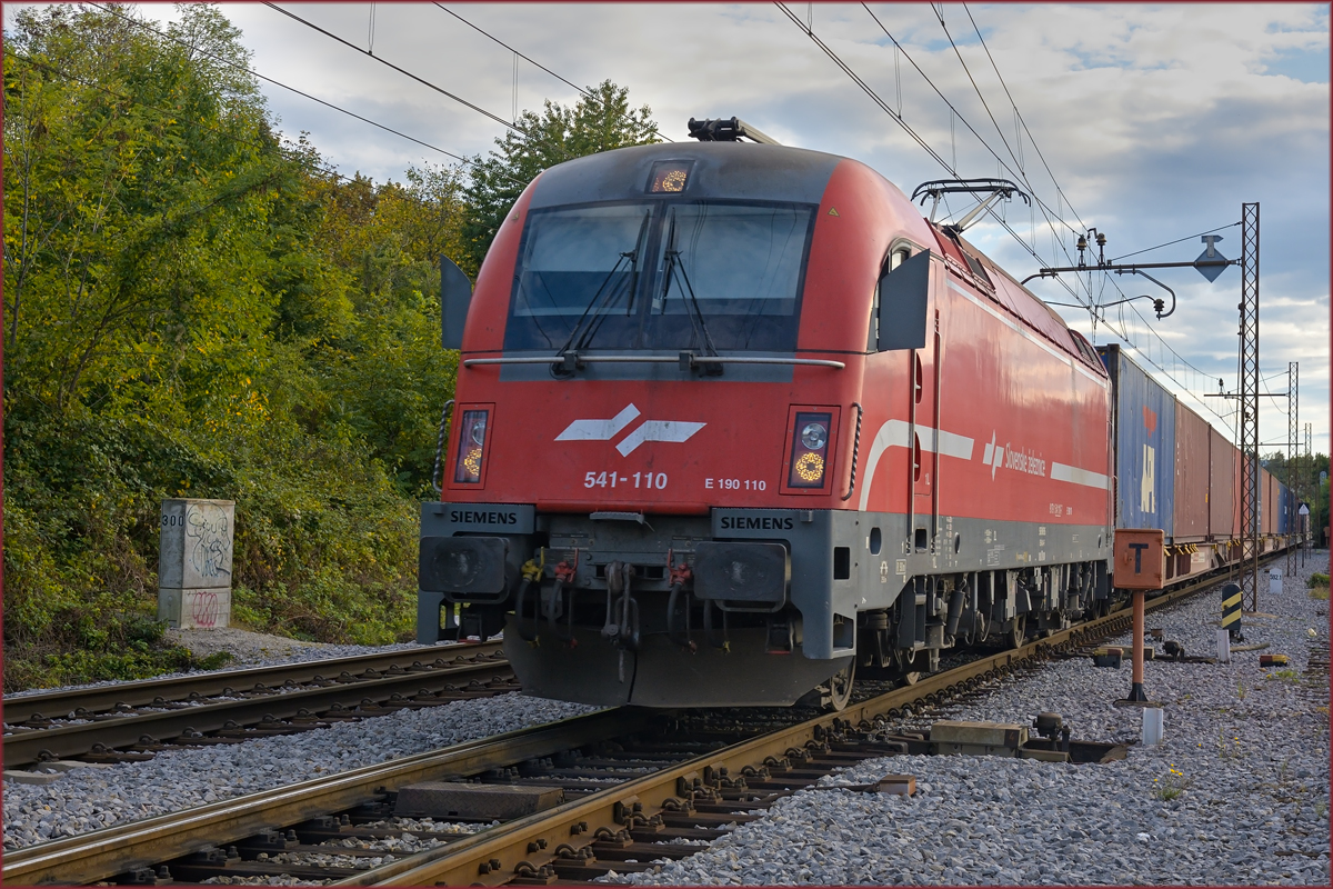 SŽ 541-110 zieht Containerzug durch Maribor-Tabor Richtung Norden. /29.9.2020
