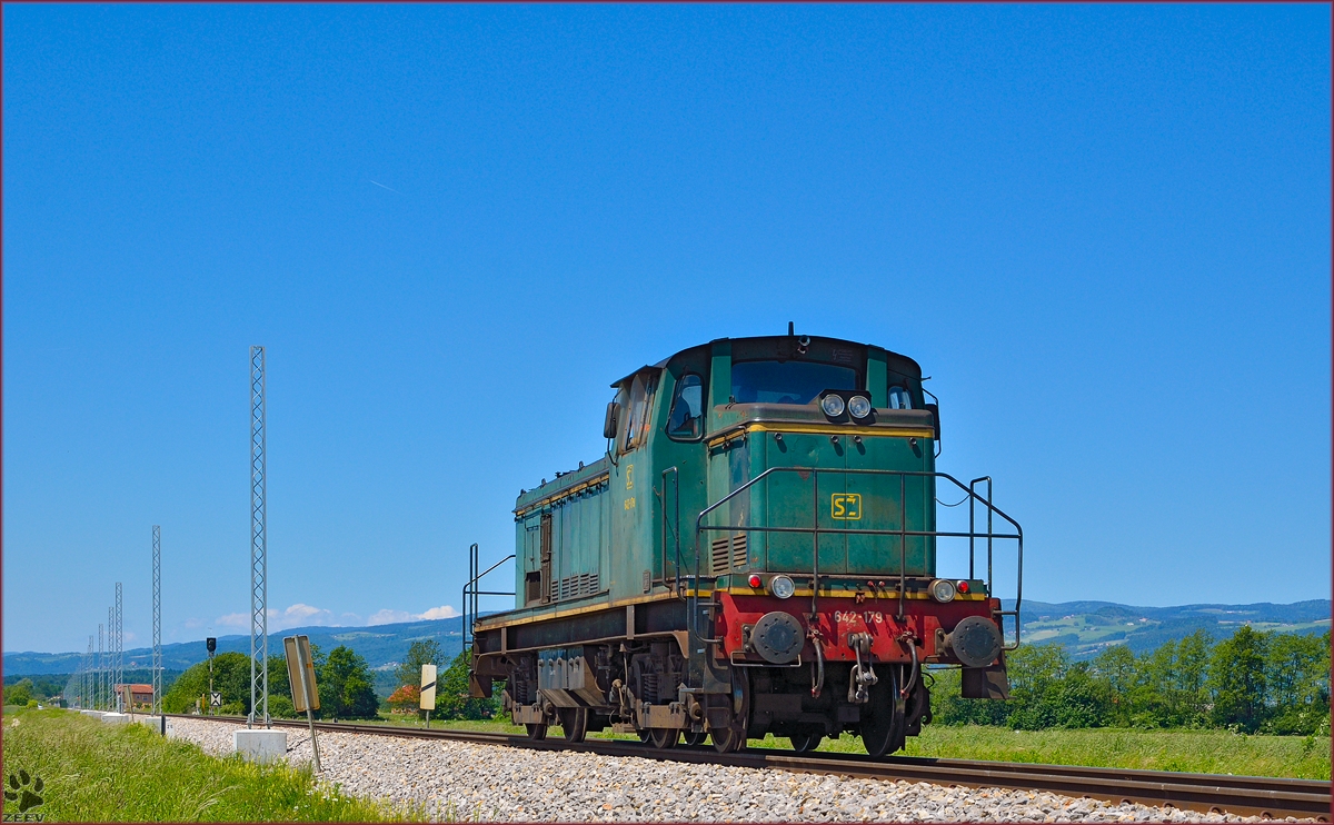 SŽ 642-179 fährt als Lokzug durch Šikole Richtung Pragersko. /20.5.2014
