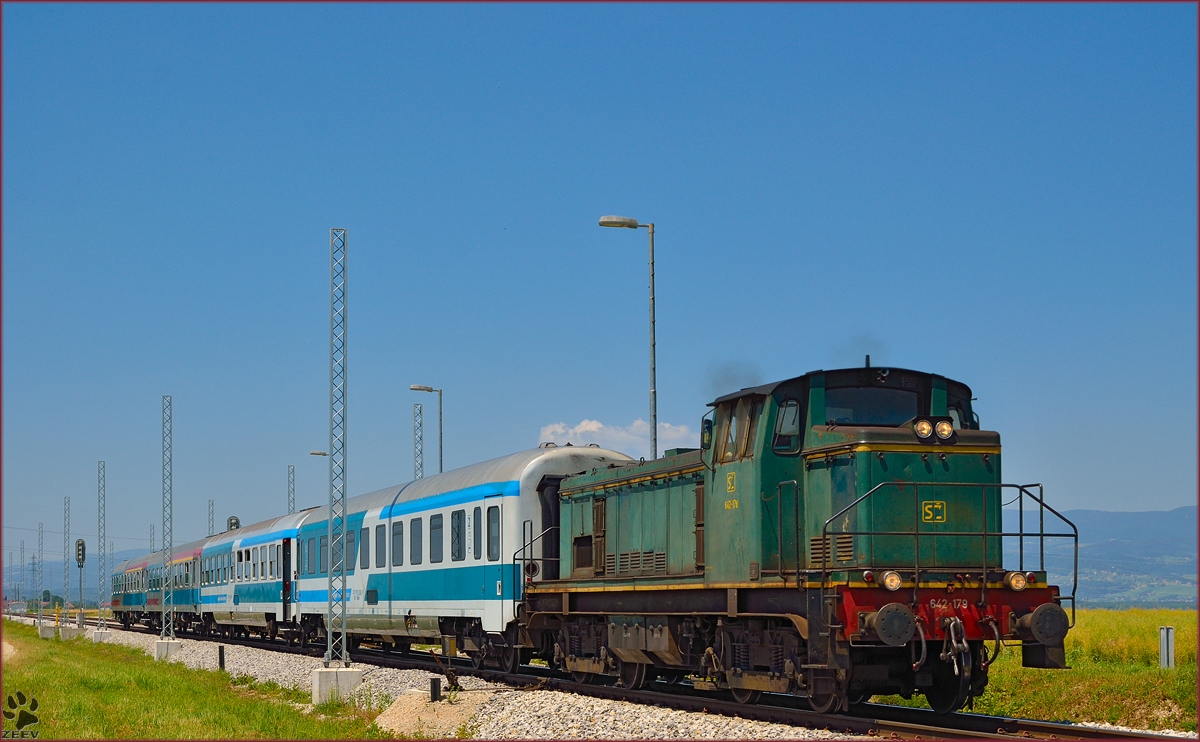 SŽ 642-179 zieht Personenzug durch Cirkovce-Polje Richtung Ptuj. /10.6.2014