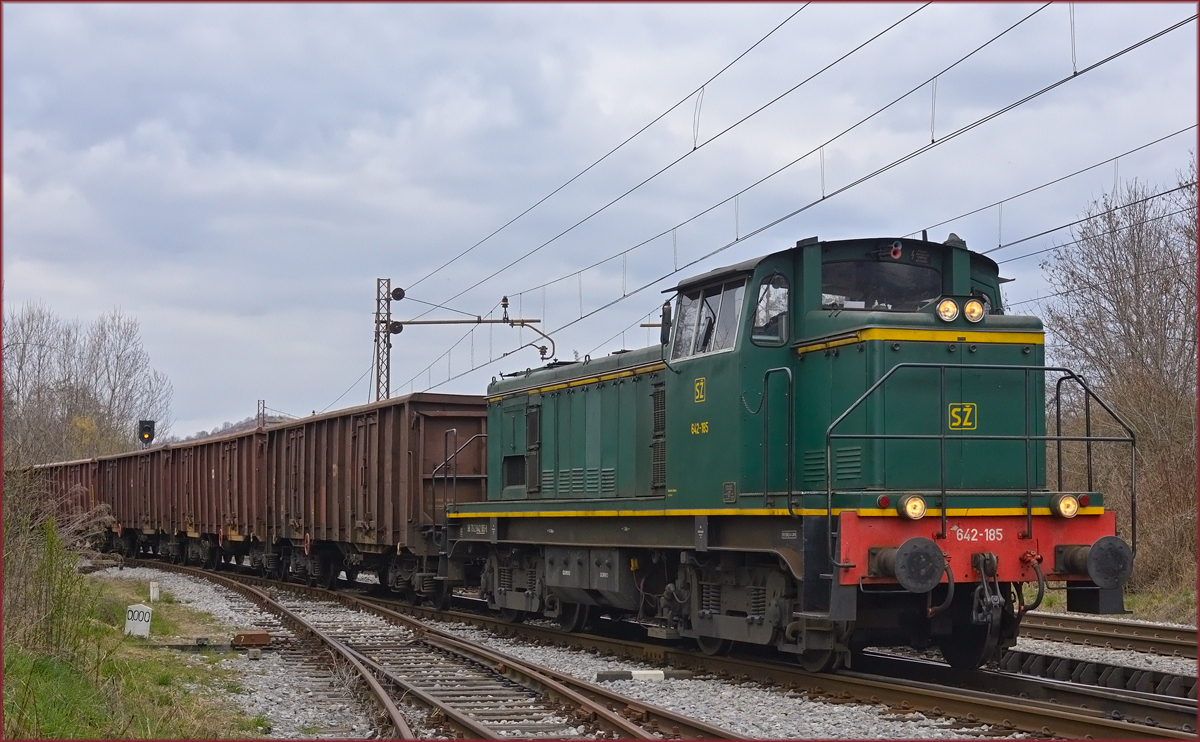 SŽ 642-185 zieht leeren Schrottzug durch Maribor-Tabor Richtung Tezno VBF. /23.3.2021