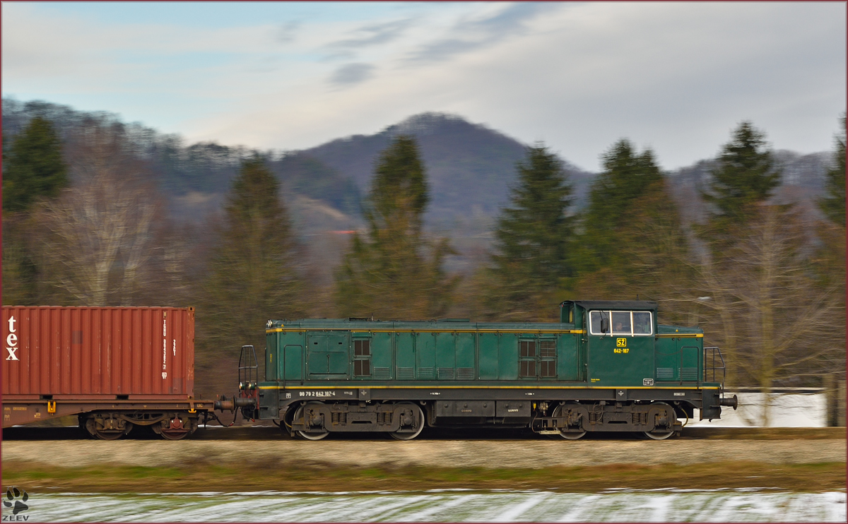 SŽ 642-187 zieht Güterzug durch Limbuš Richtung Tezno VBF. /6.1.2015