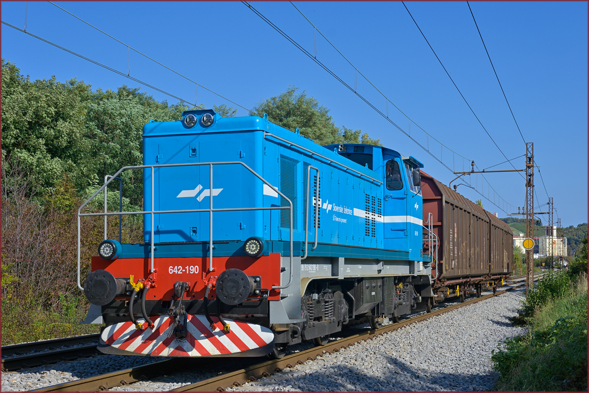SŽ 642-190 zieht zwei Güterwagons durch Maribor-Tabor Richtung Tezno VBF. /1.10.2019