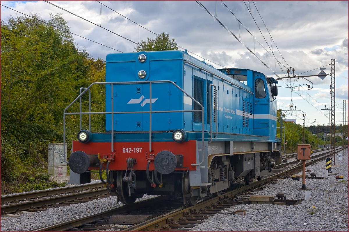 SŽ 642-197 fährt durch Maribor-Tabor Richtung Studenci BF. /29.9.2020
