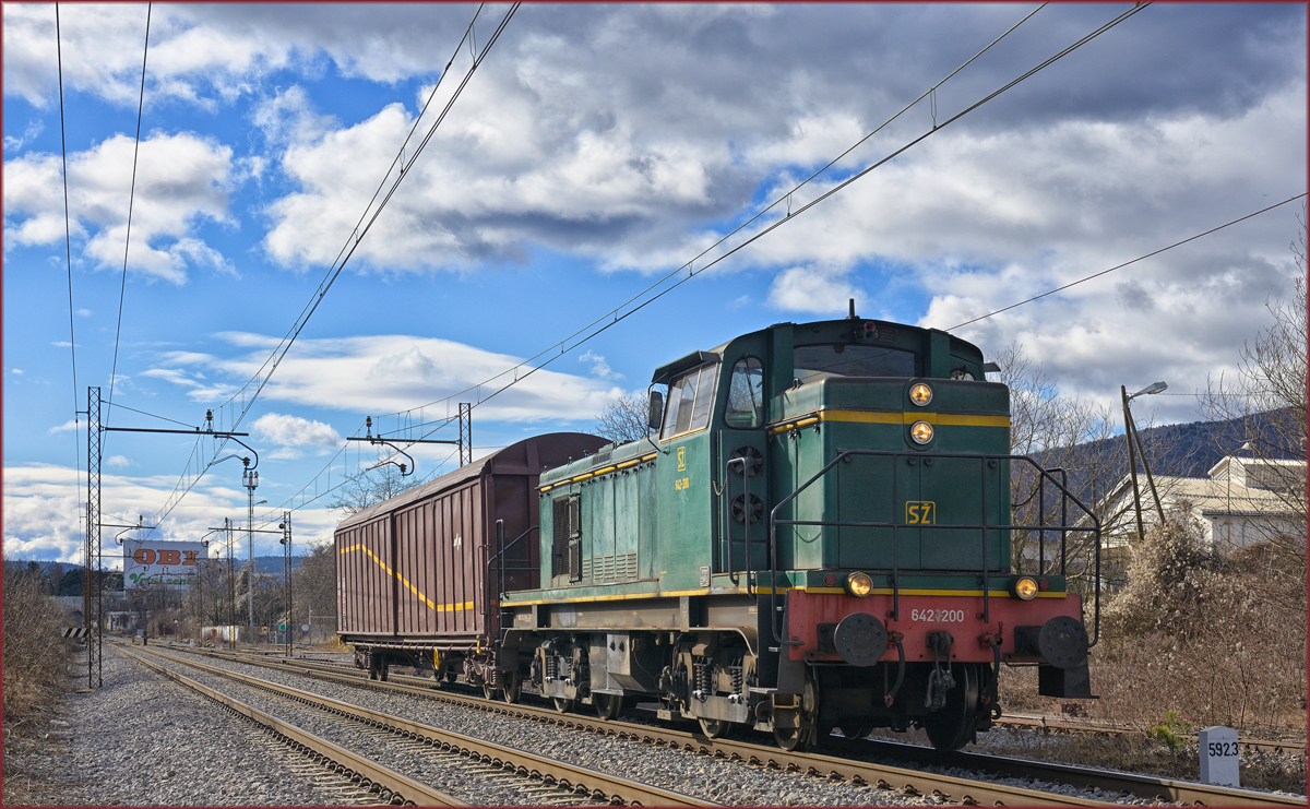 SŽ 642-200 zieht Güterwagon durch Maribor-Tabor Richtung Maribor HBF. /5.2.2020