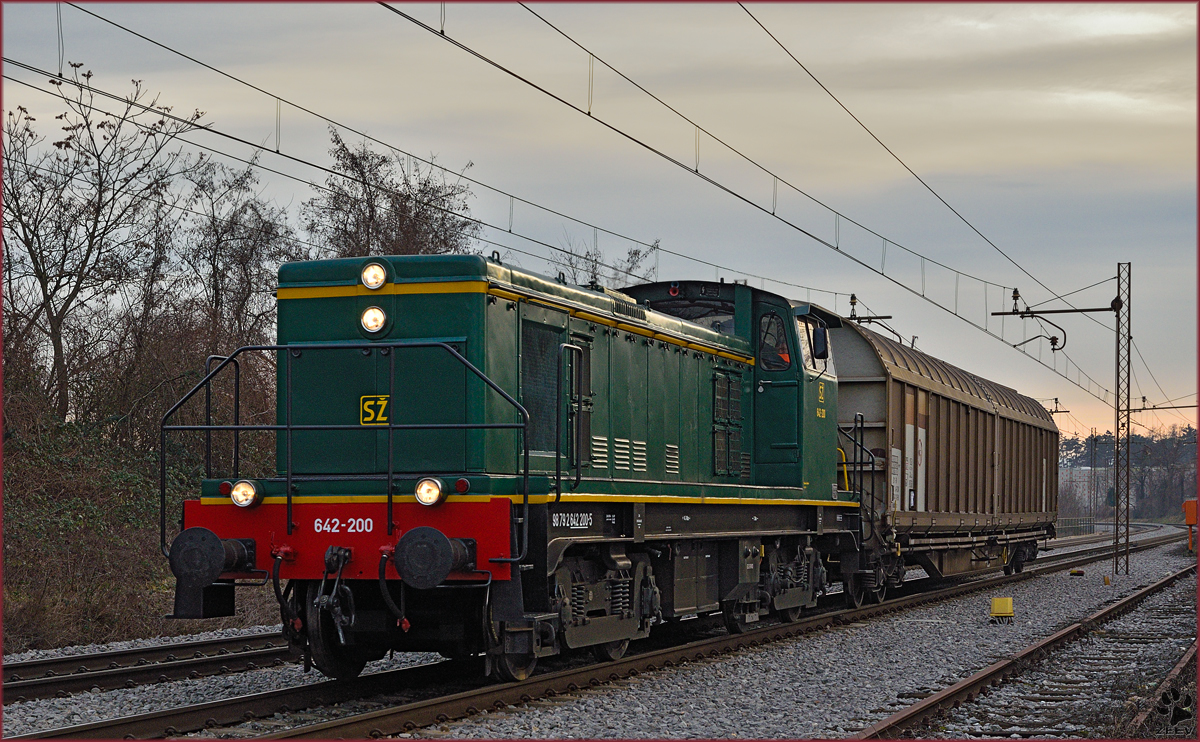 SŽ 642-200 zieht Güterwagon durch Maribor-Tabor Richtung Maribor HBF. /20.1.2016