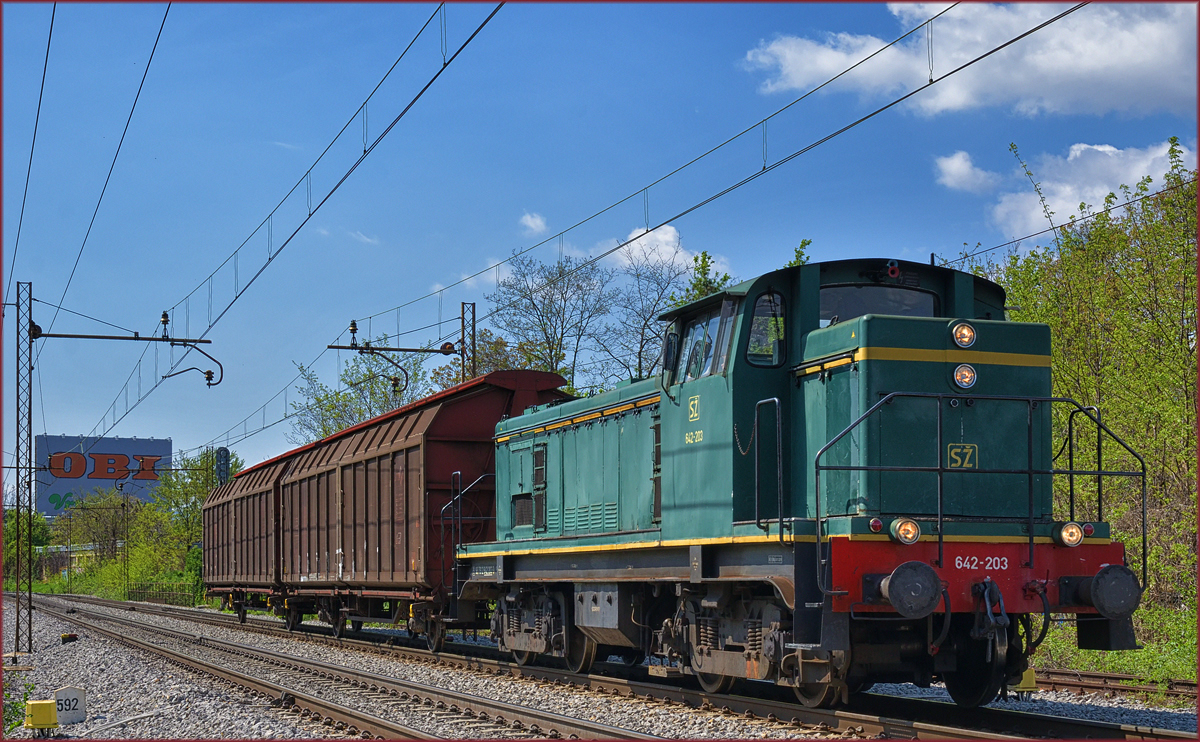 SŽ 642-203 zieht zwei Güterwagons durch Maribor-Tabor Richtung Maribor HBF. /14.4.2017
