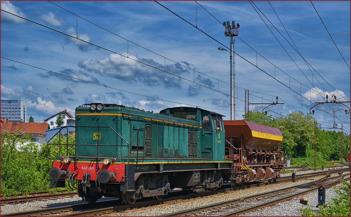 SŽ 642-301 zieht Güterwagon durch Maribor-Tabor Richtung Tezno VBF. /16.5.2017