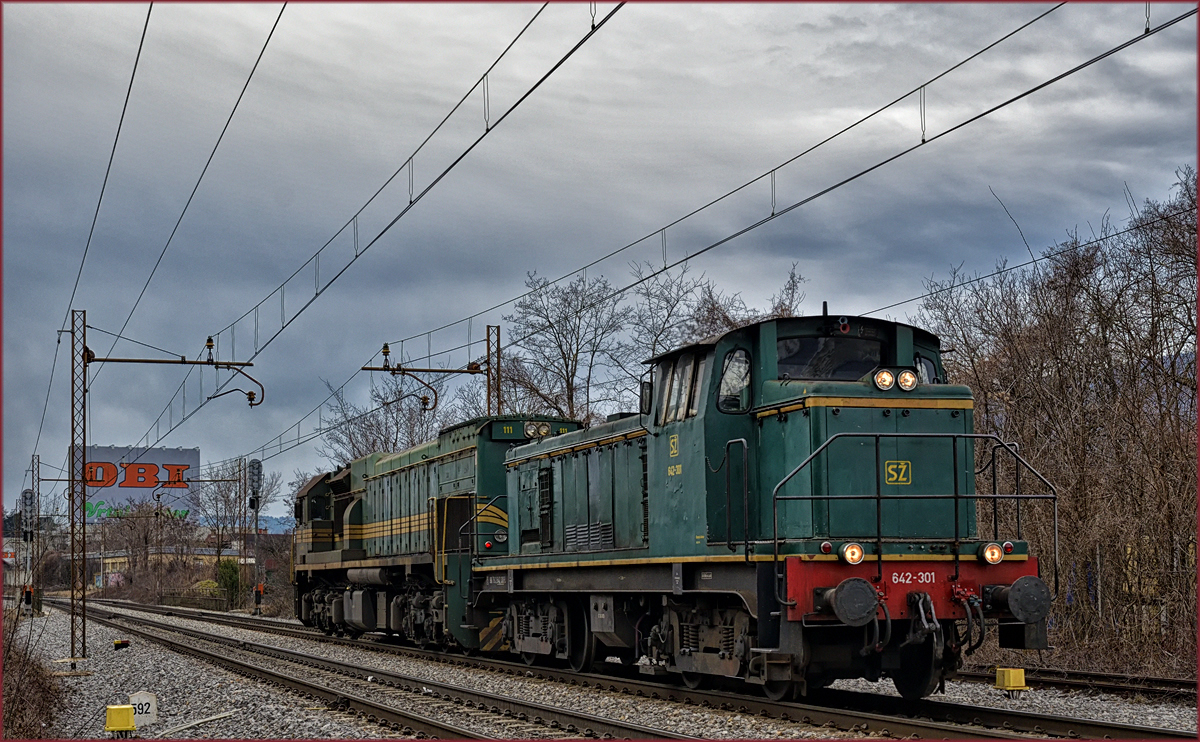 SŽ 642-301+664-111 fahren durch Maribor-Tabor Richtung Studenci. /2.3.2017