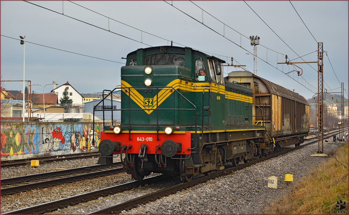 SŽ 643-010 zieht Güterwagon durch Maribor-Tabor Richtung Tezno VBF. /15.12.2014