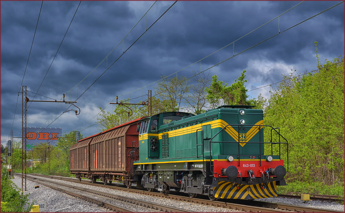 SŽ 643-013 zieht zwei Güterwagons durch Maribor-Tabor Richtung Maribor HBF. /26.4.2017