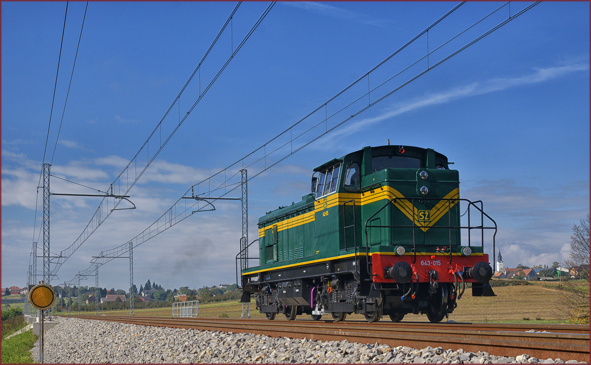 SŽ 643-015 fährt als Lokzug an Črešnjevec vorbei Richtung Pragersko. /4.10.2017