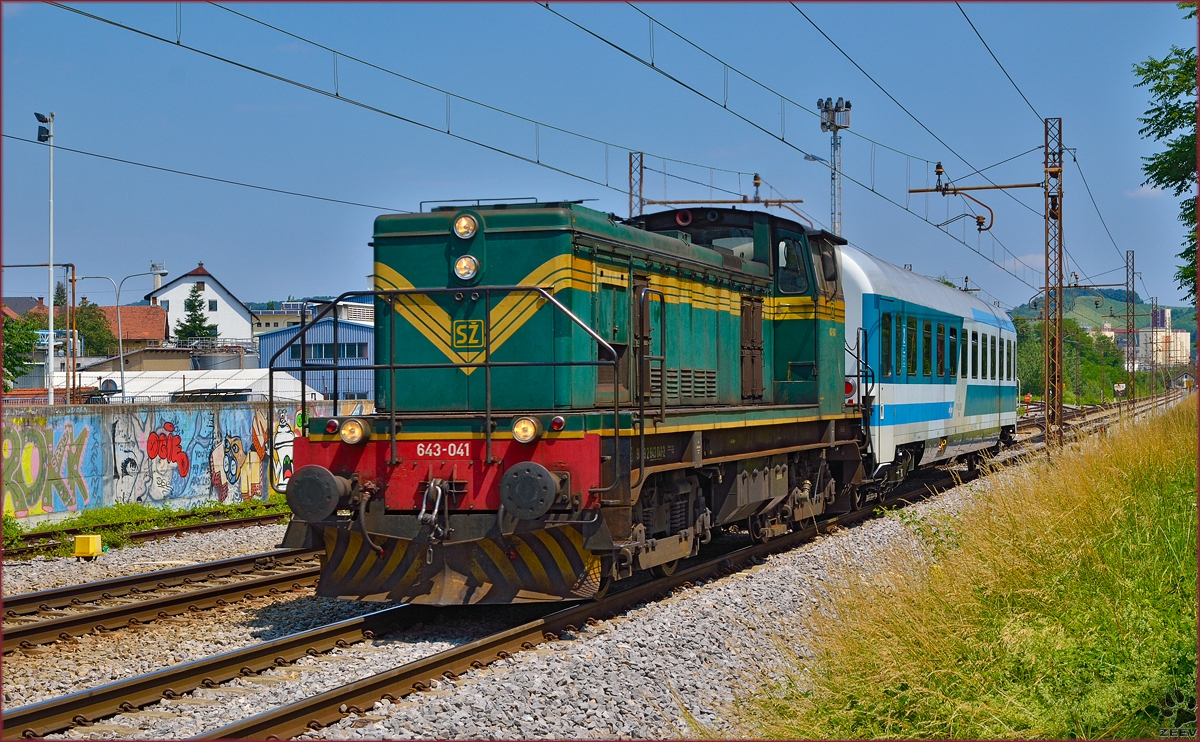 SŽ 643-041 zieht einen Personenwagon durch Maribor-Tabor Richtung Ptuj. /13.6.2014